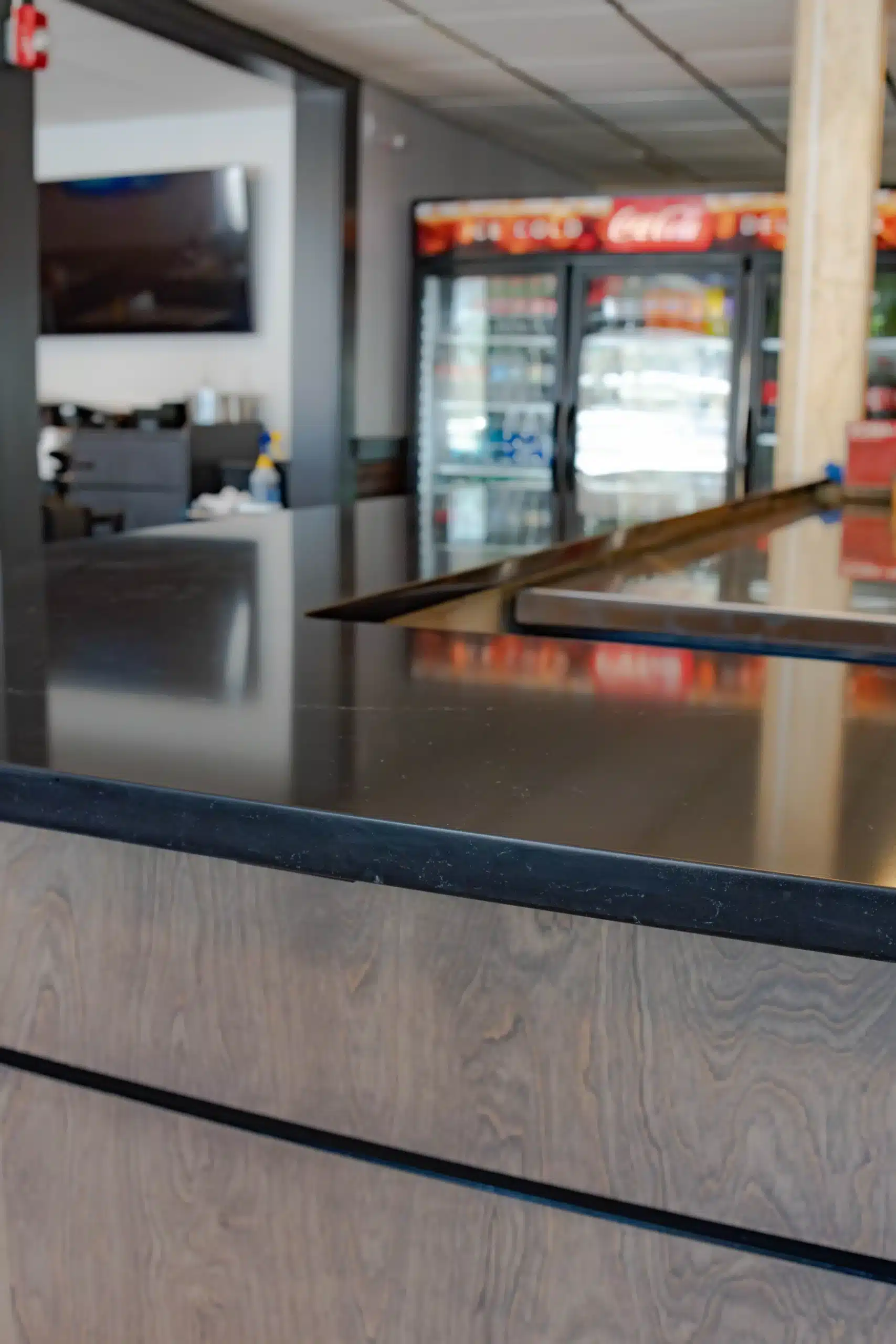Stylish and durable bathroom countertop made of high-quality quartz.