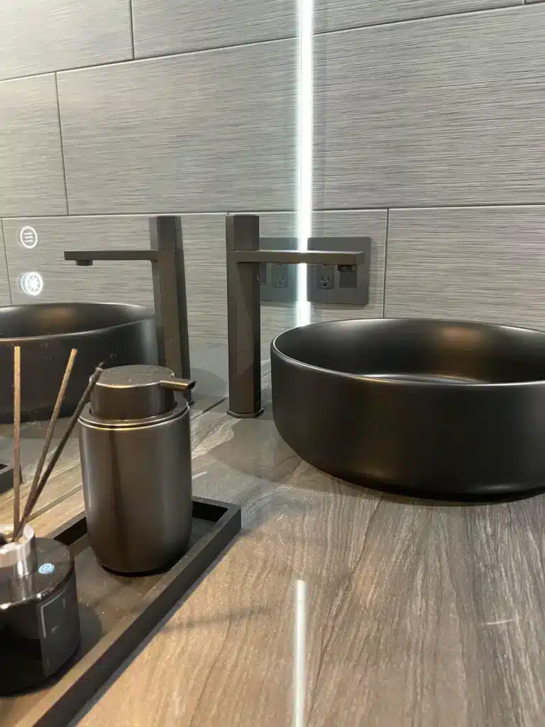 Stylish and durable bathroom countertop made of high-quality quartz.